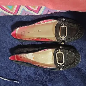 Black 10.5 Anne Klein flats with silver buckle.