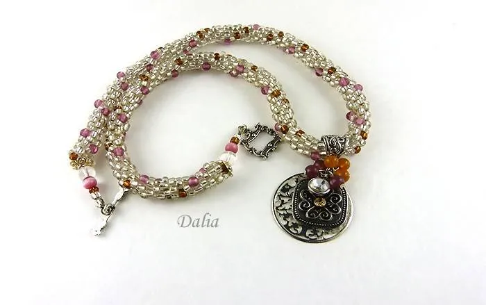 Collier de perles dalia