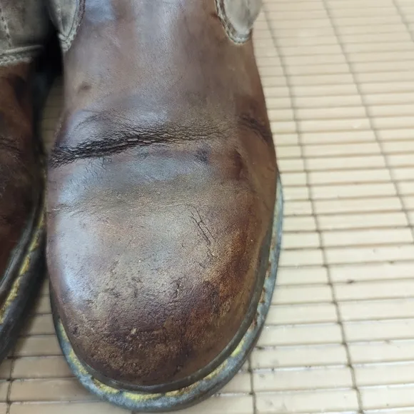 Dr. Martens Mens Icon 2295 Steel Toe Brown Leather Boot Sz 10. Cracked and scuff