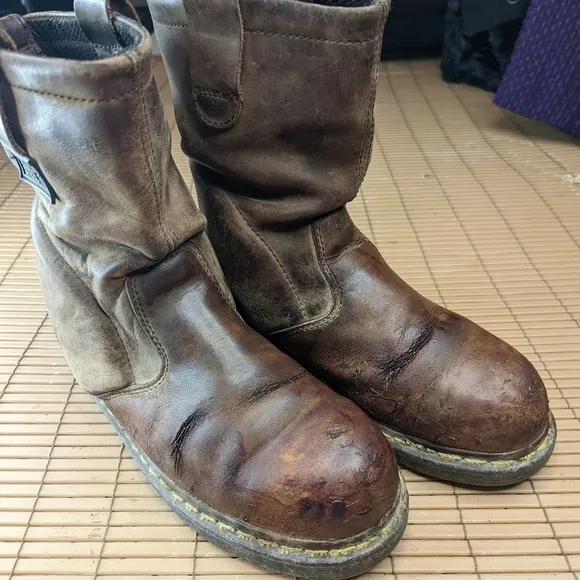 Dr. Martens Mens Icon 2295 Steel Toe Brown Leather Boot Sz 10. Cracked and scuff
