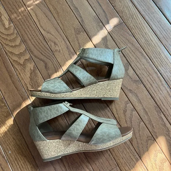 Michael Kors wedges Girls size 4