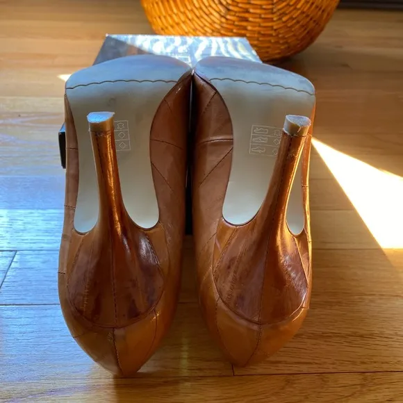 Moda Bobbi tan eel heels