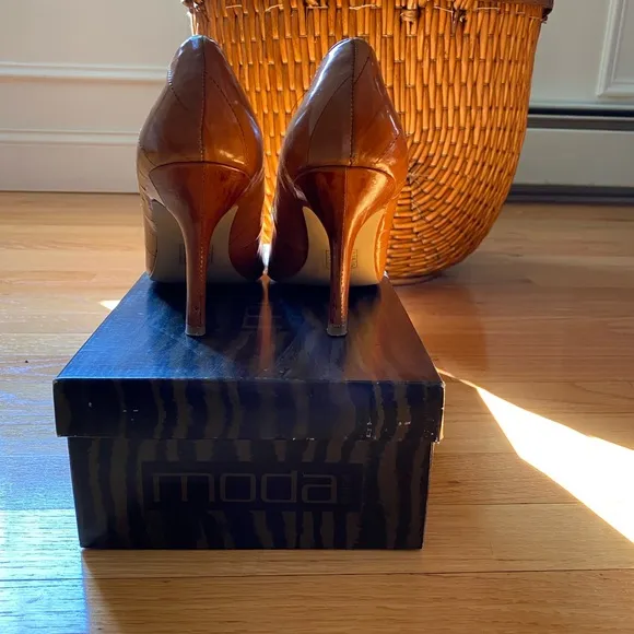 Moda Bobbi tan eel heels