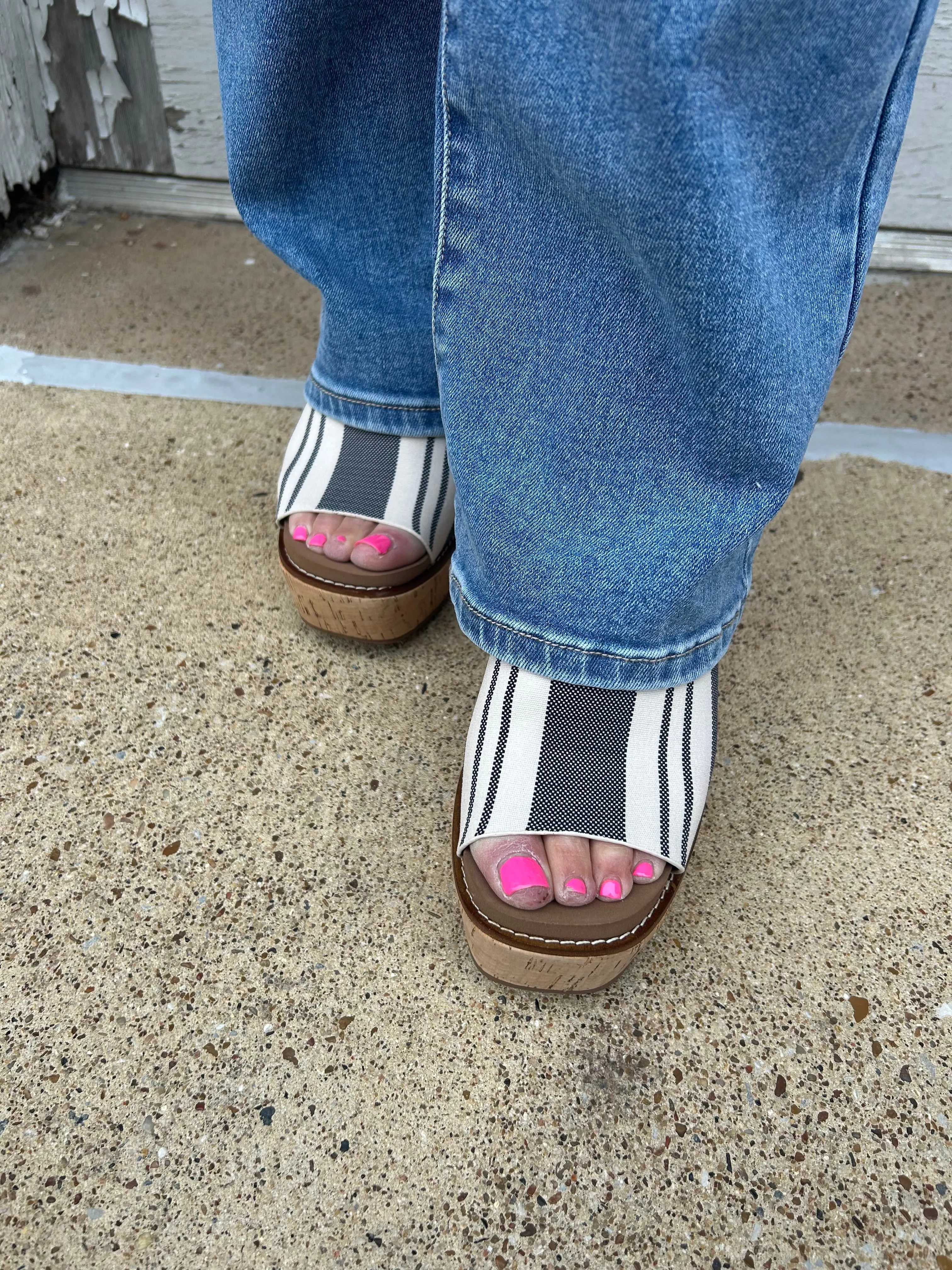 MugShot Wedges: Black Natural Striped