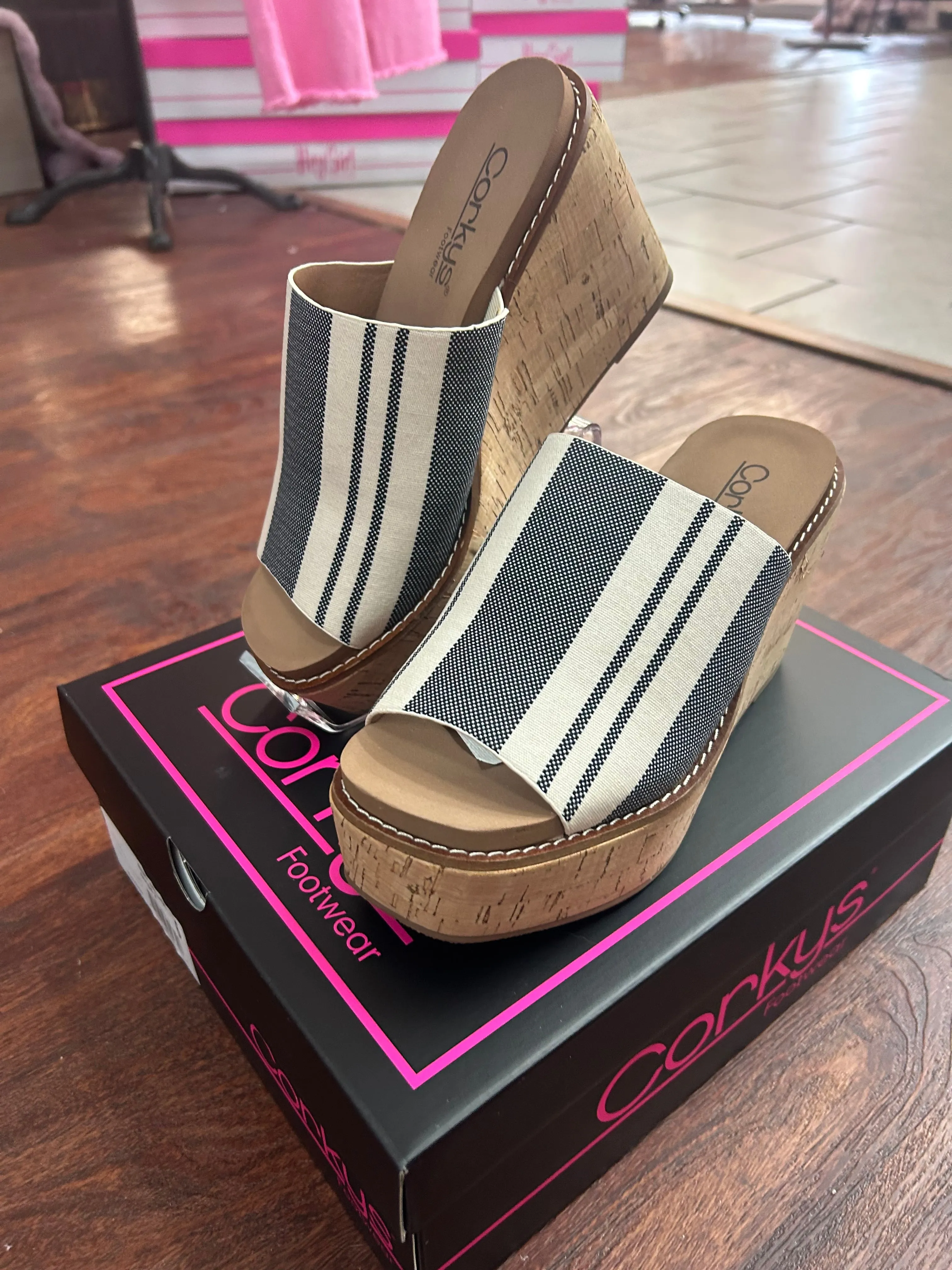 MugShot Wedges: Black Natural Striped