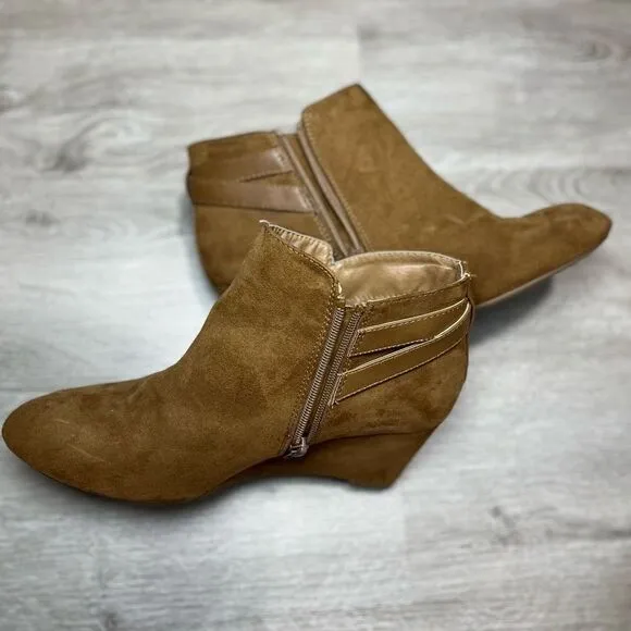 New Directions Faux Suede Trilly Wedge Ankle Boots Size 10 Women’s Brown / Tan