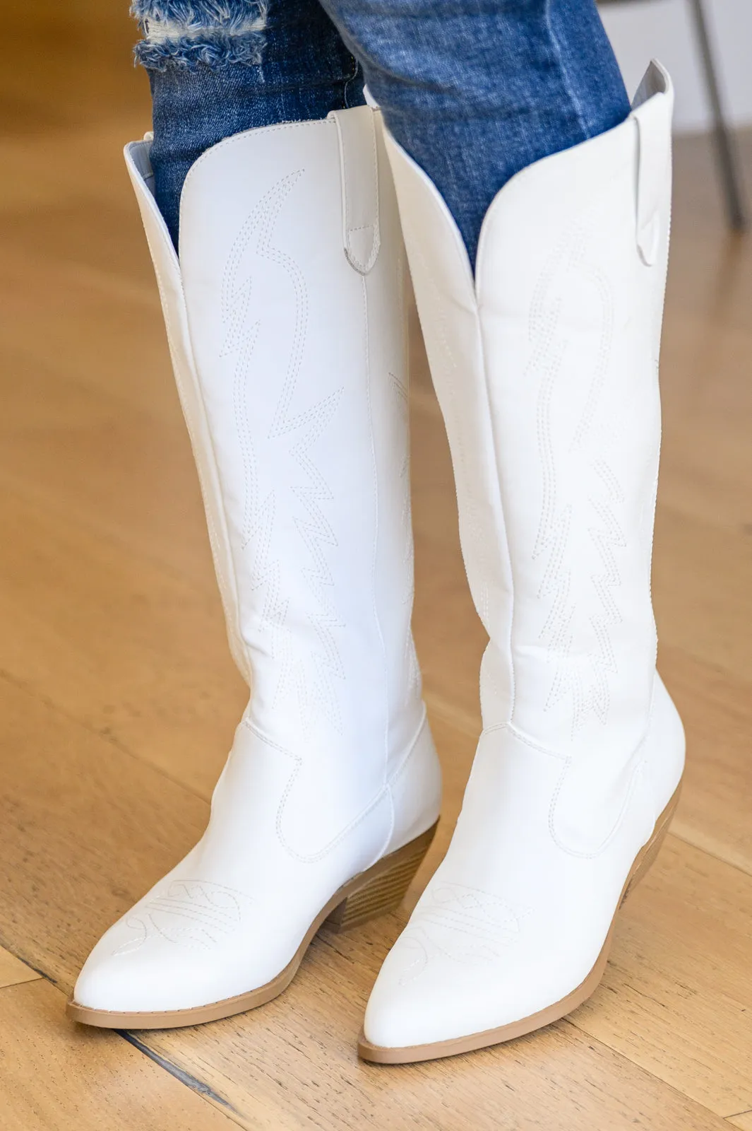 Shania Cowgirl Boots In White (size 5.5)