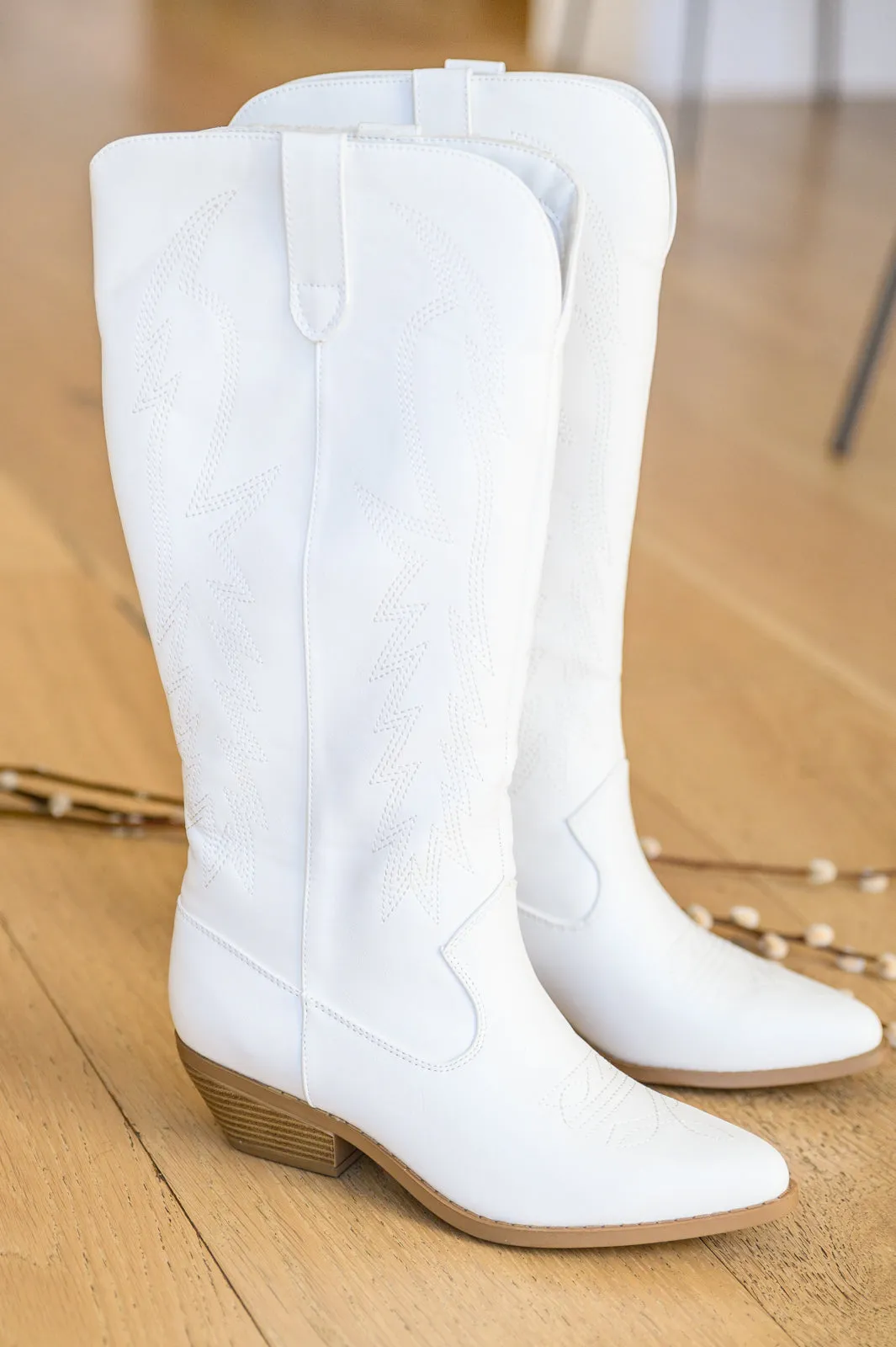 Shania Cowgirl Boots In White (size 5.5)