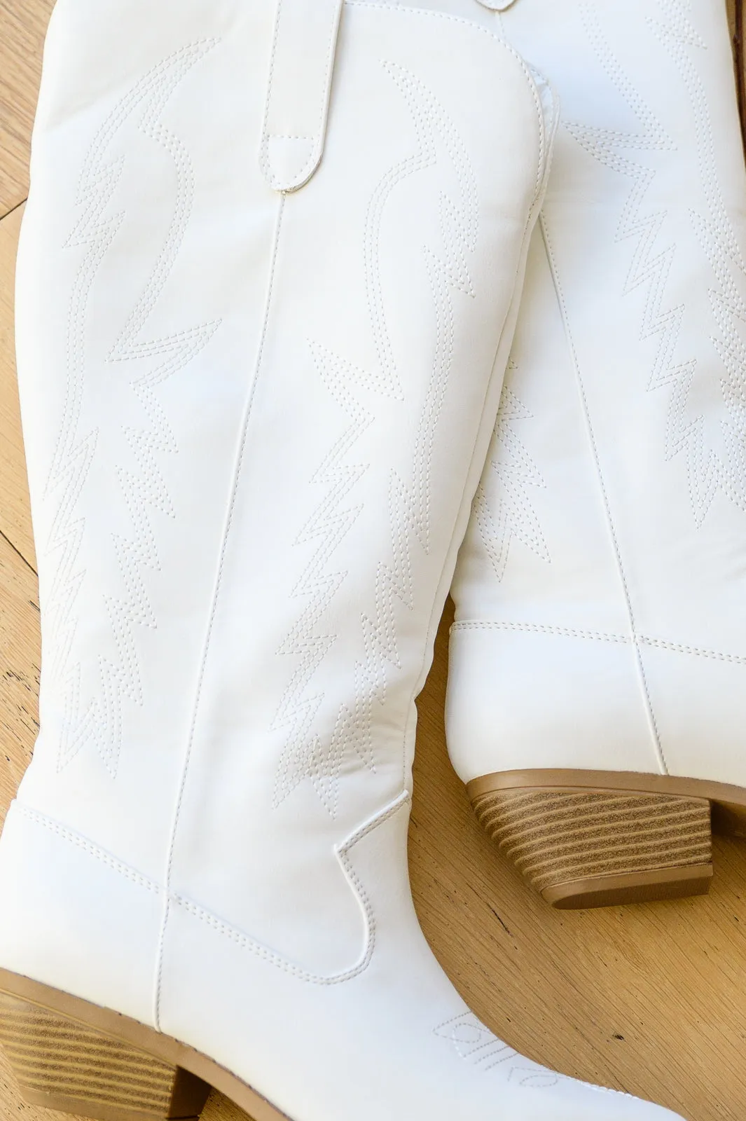 Shania Cowgirl Boots In White (size 5.5)