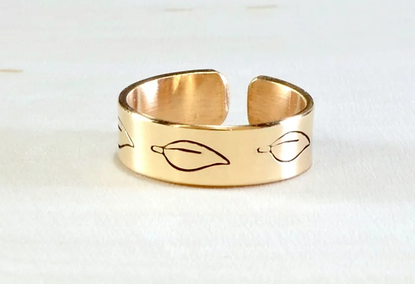 Toe ring in 14K solid yellow gold with leaf design