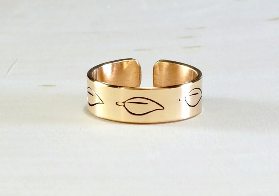 Toe ring in 14K solid yellow gold with leaf design