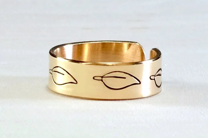 Toe ring in 14K solid yellow gold with leaf design