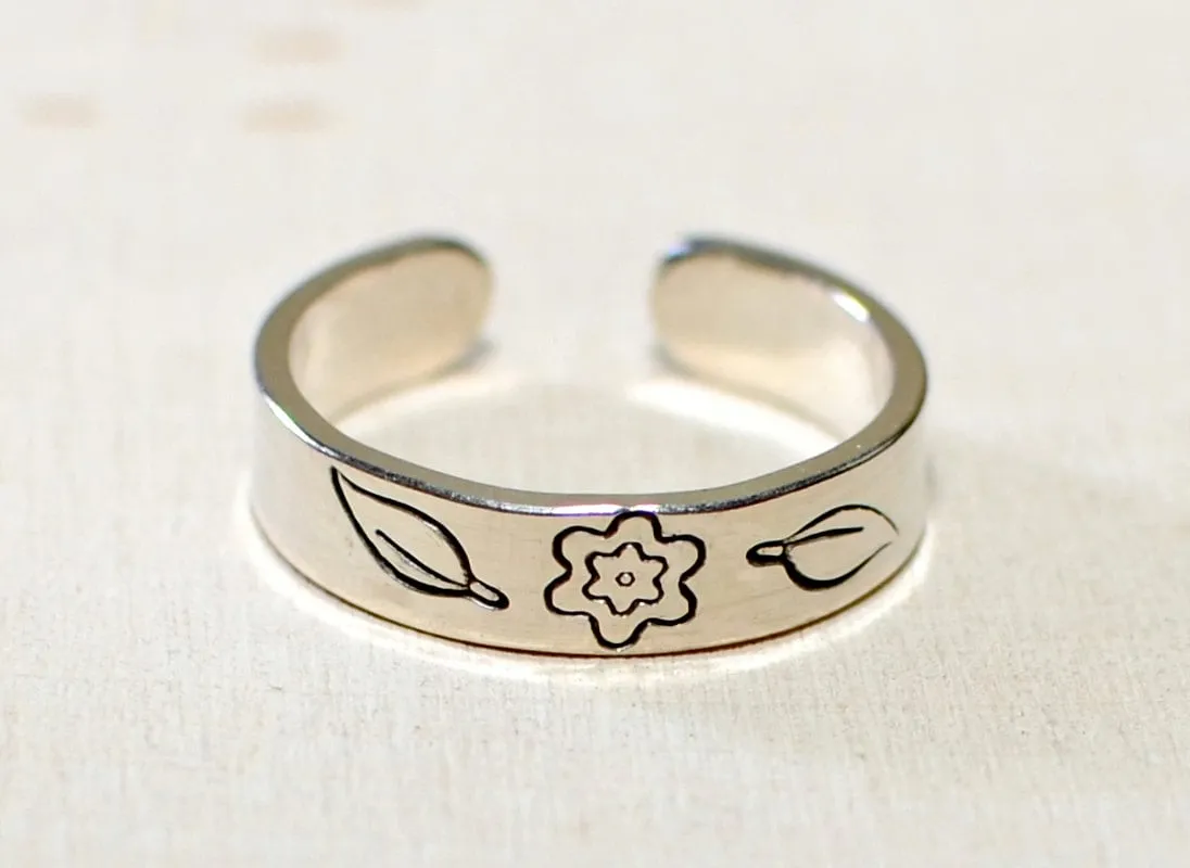 Toe ring in sterling silver with flower and leaves