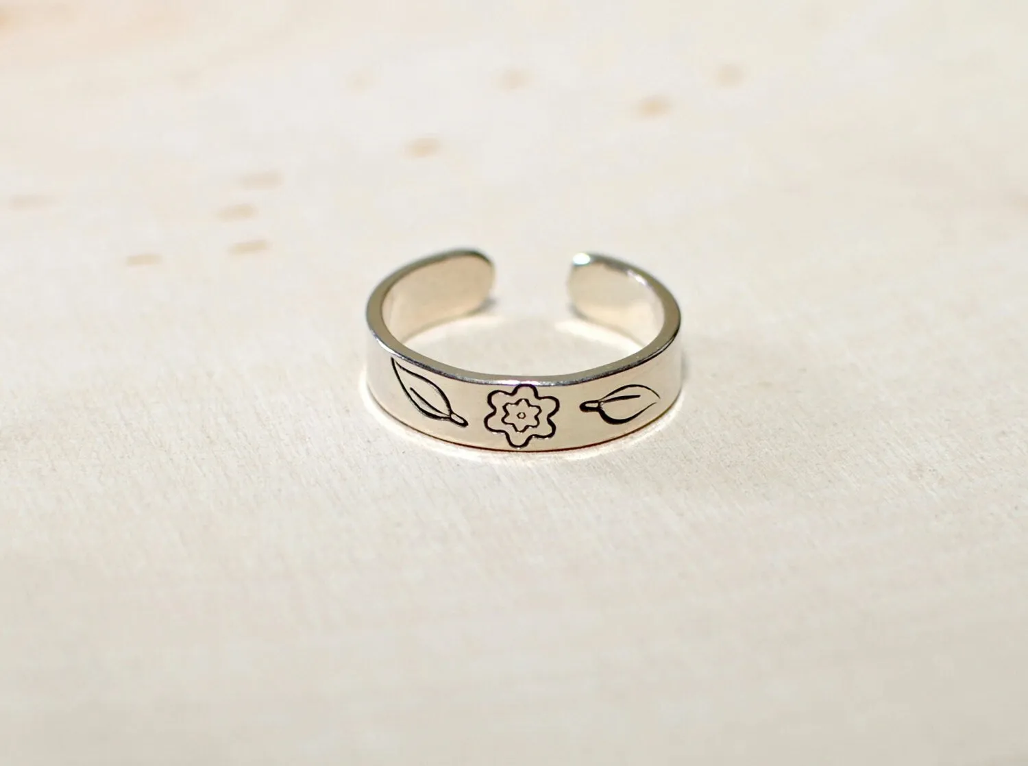 Toe ring in sterling silver with flower and leaves
