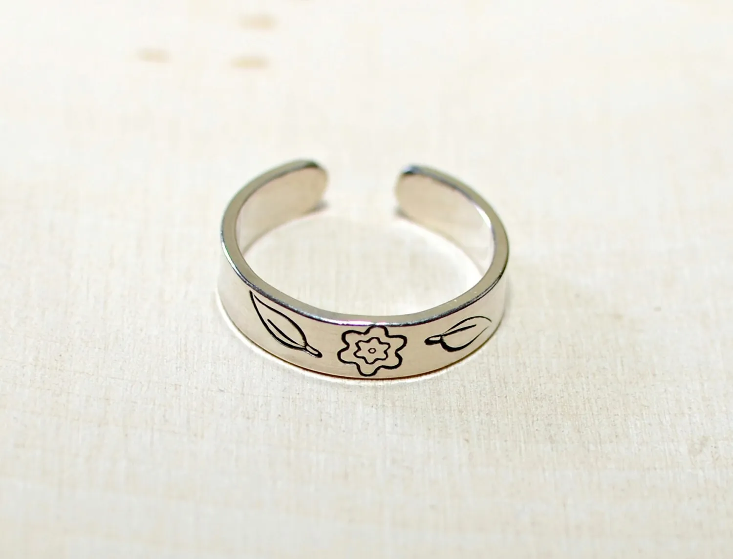 Toe ring in sterling silver with flower and leaves
