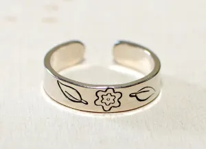 Toe ring in sterling silver with flower and leaves