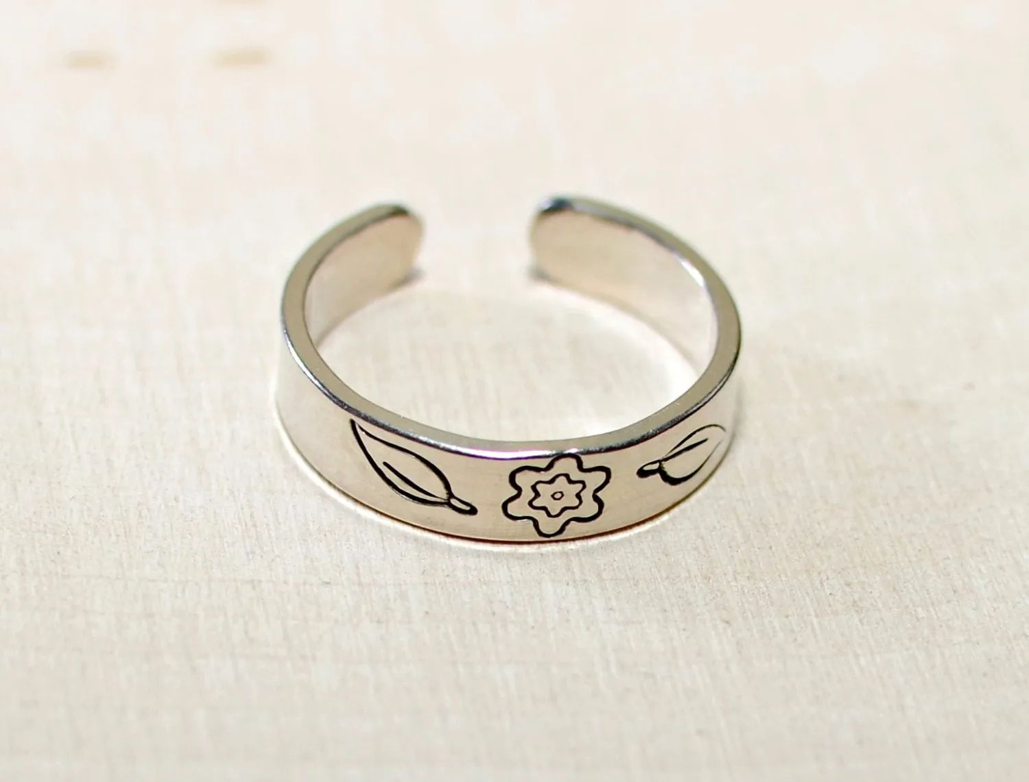 Toe ring in sterling silver with flower and leaves